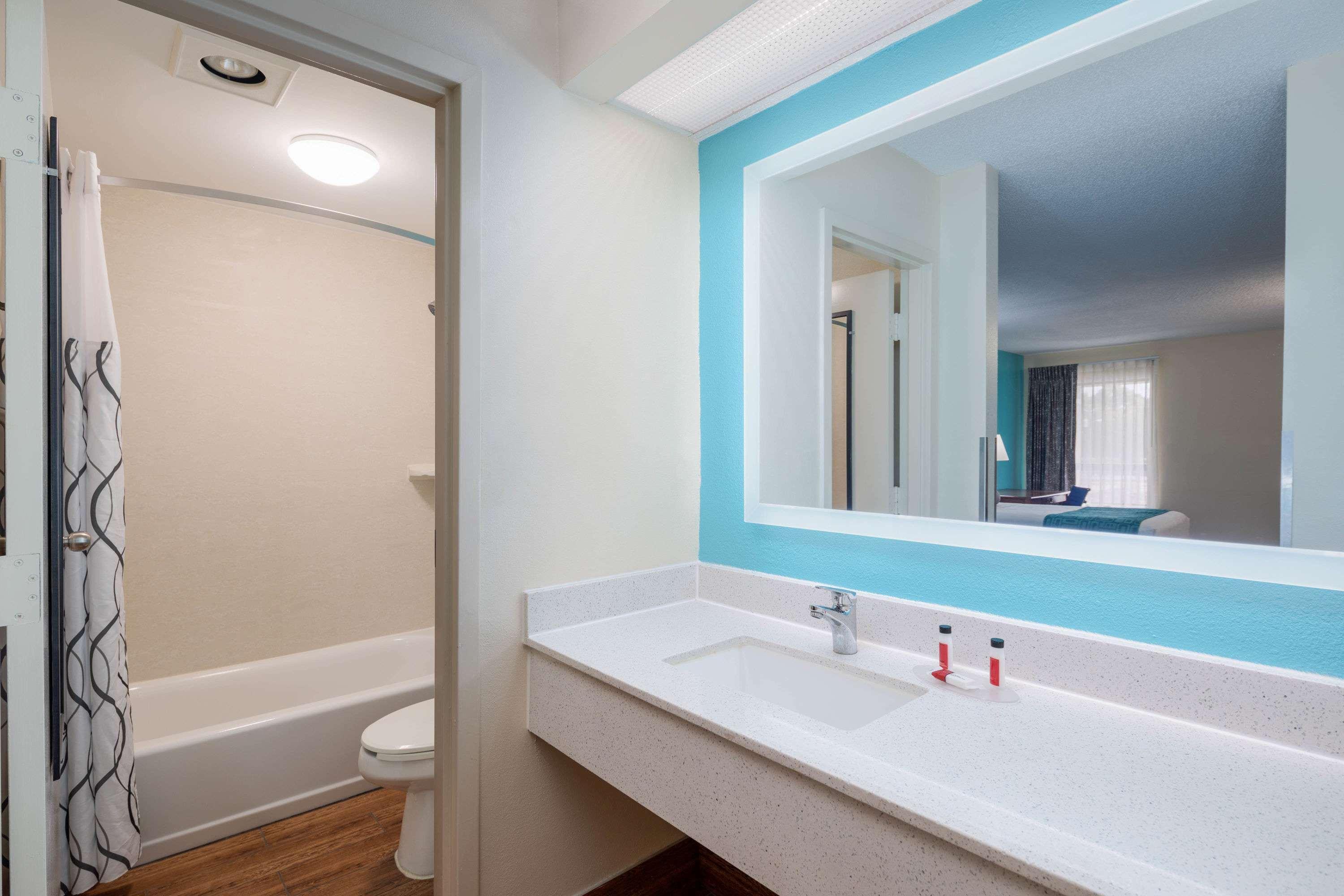 Howard Johnson By Wyndham Savannah Ga Exterior photo