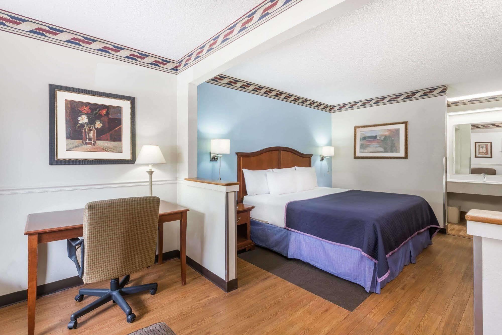 Howard Johnson By Wyndham Savannah Ga Exterior photo