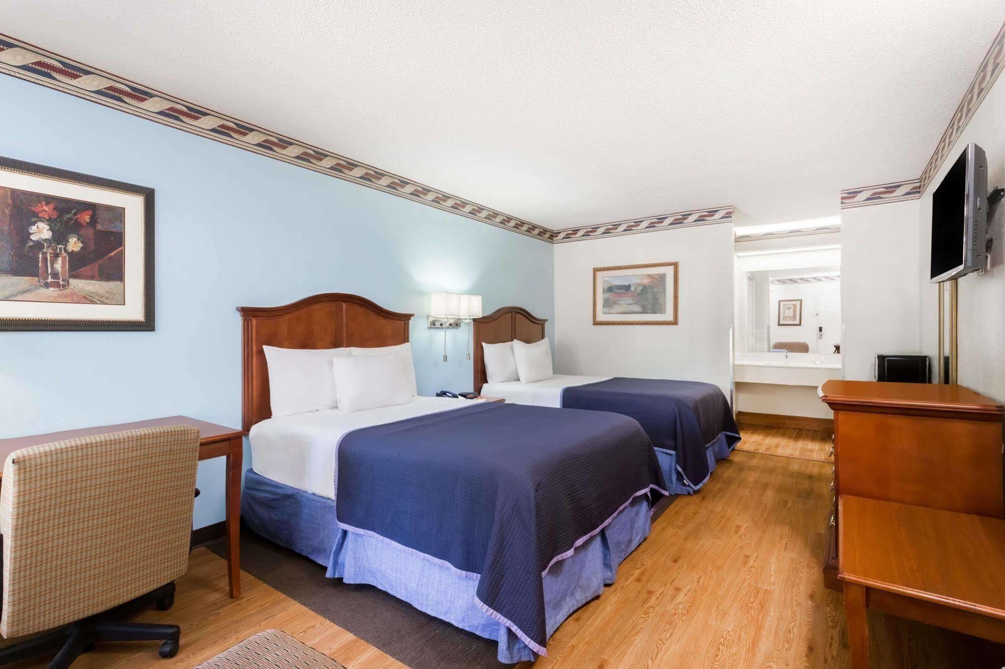 Howard Johnson By Wyndham Savannah Ga Exterior photo