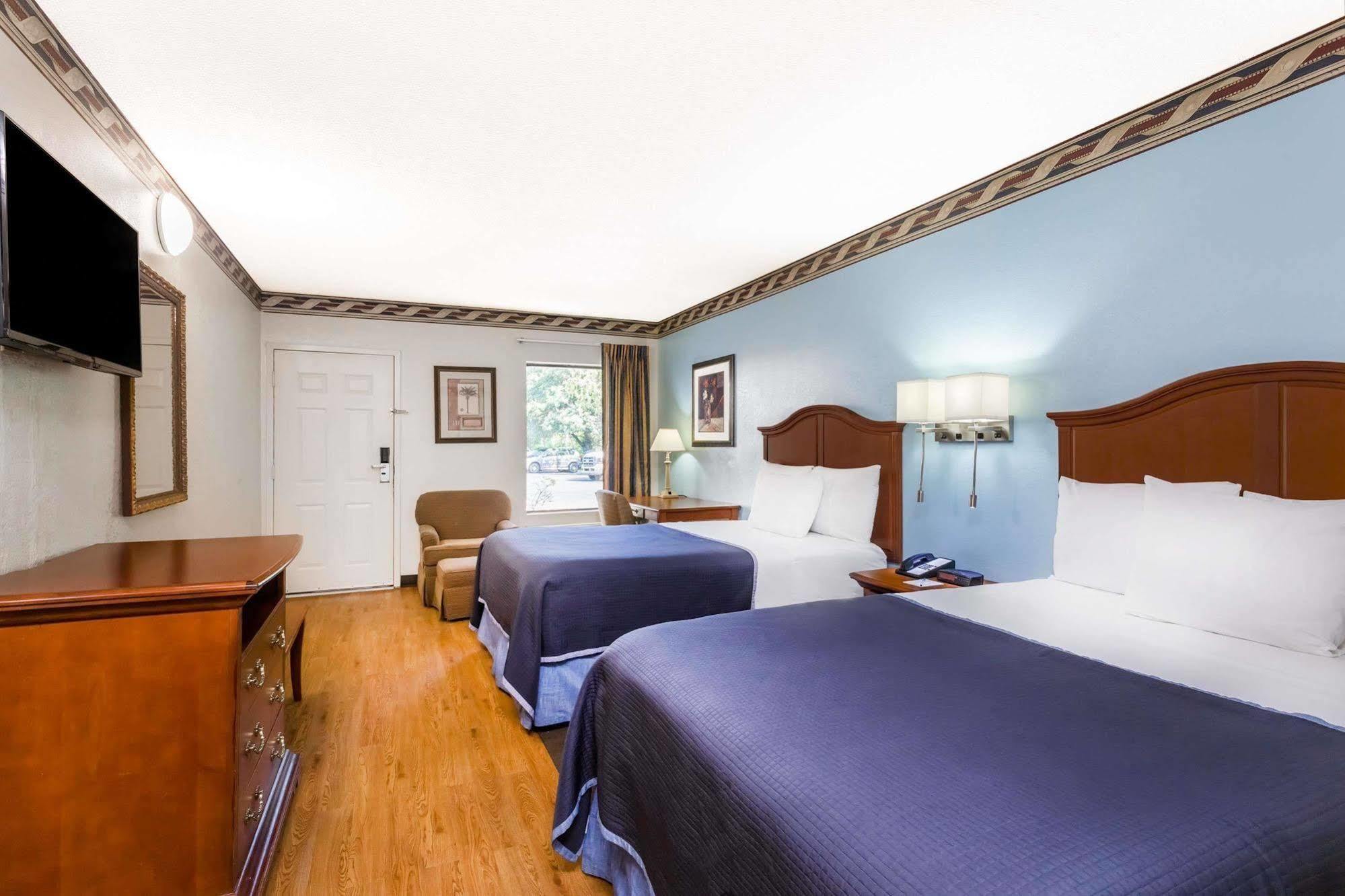 Howard Johnson By Wyndham Savannah Ga Exterior photo