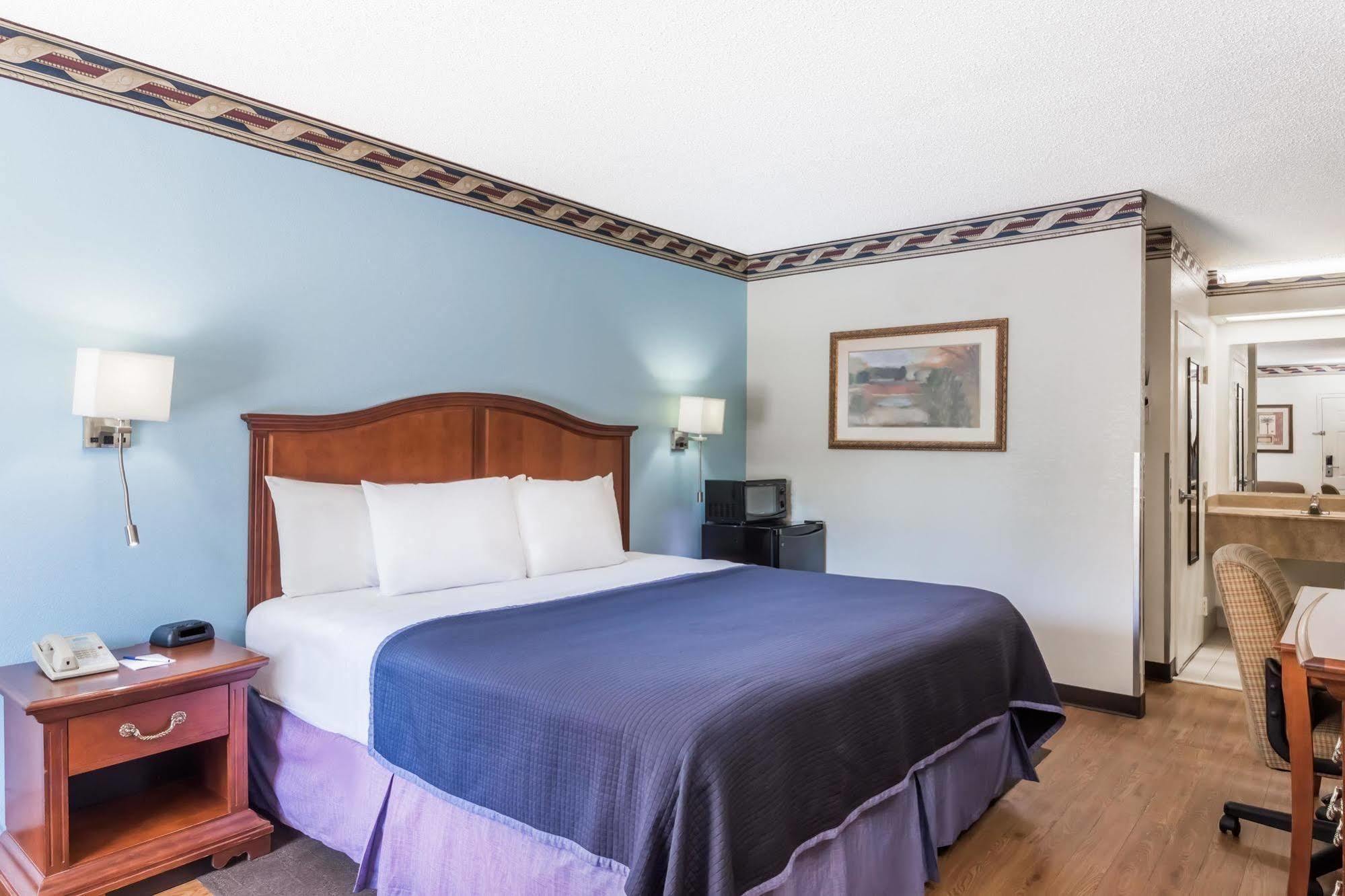 Howard Johnson By Wyndham Savannah Ga Exterior photo